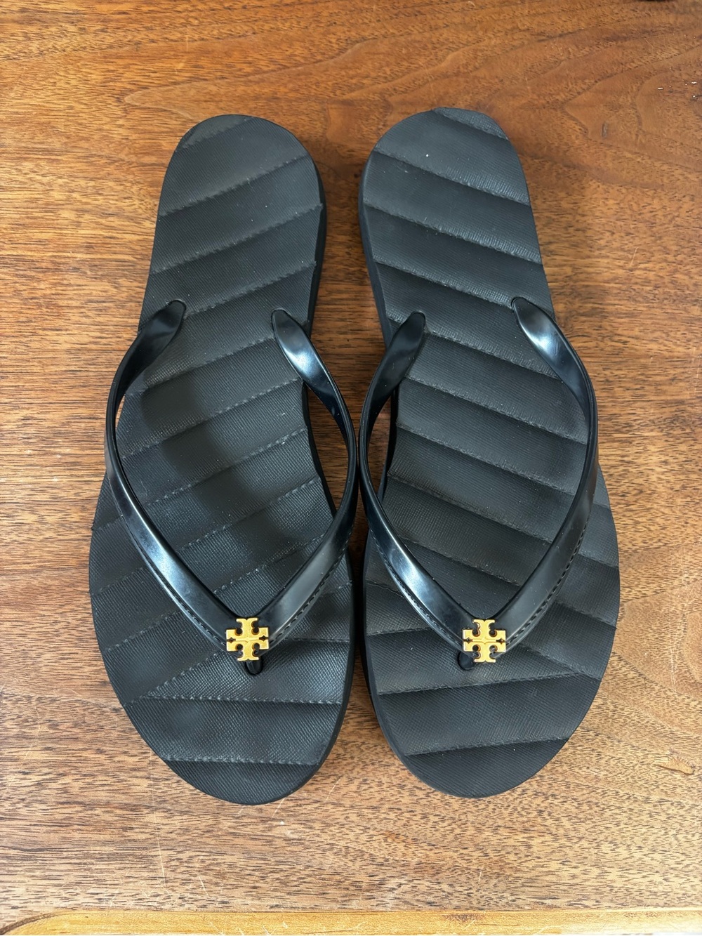 Tory Burch Kira flip-flop sandals in perfect black and gold (9) - Picture 10 of 11